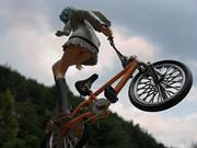 Rei macht spektakuläre Tricks auf ihrem BMX
