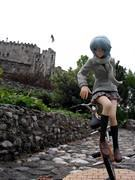 Rei radelt um eine österreichische Burg