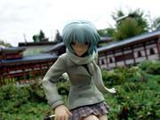 Rei vor einem japanischen Tempel
